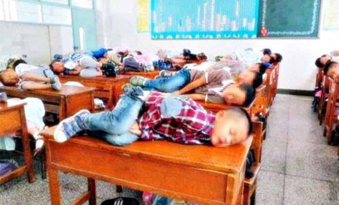 中国の学校は昼寝がOKなんです！